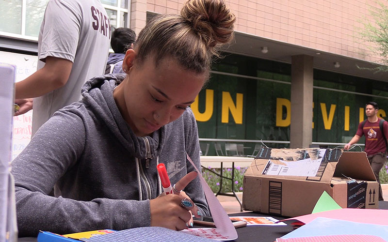Students write thank you letters to fellow students who are veterans as part of the Salute to Service on campus. (Photo by Fan Wang/Cronkite News)