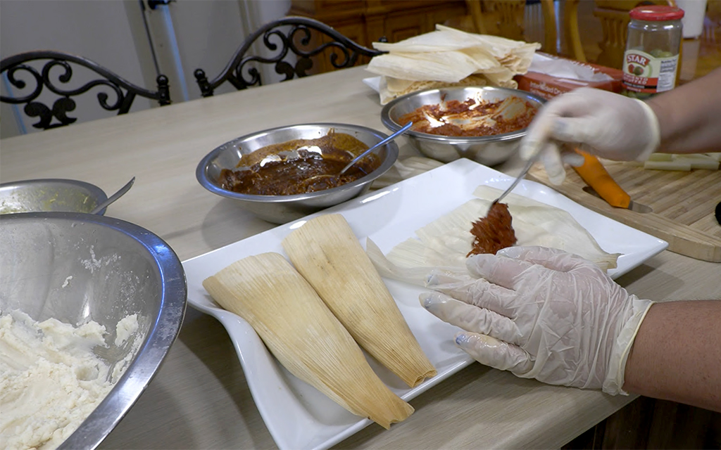 Imelda prepara el tamal “Harmony”, uno de sus famosos tamales con espinaca orgánica y queso crema. (Foto de Jimena Vera/Cronkite Noticias)