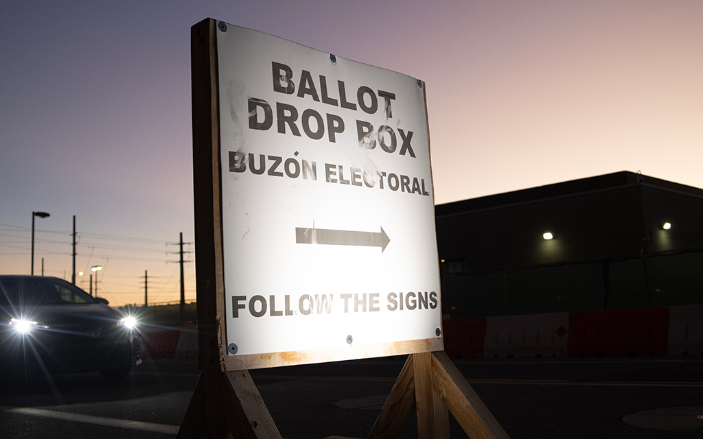 As the sun sets at the Maricopa County Elections Department elections center in Phoenix, people are making last-minute stops to vote before the polls close at 7 p.m.. (Photo by Sophie Oppfelt/Cronkite News)
