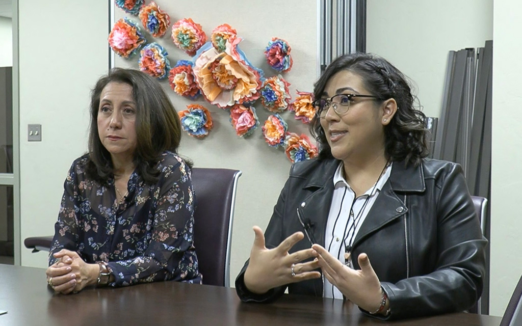 De izquierda a derecha Rosi Vogel, y Adriana Maldonado trabajan con el programa Nosotros, que ofrece fibroscopías gratuitas para ayudar a las personas a identificar enfermedades hepáticas. Foto tomada el 24 de marzo de 2023 en Tucson. (Foto de Jacob Carlisle/Cronkite Noticias)