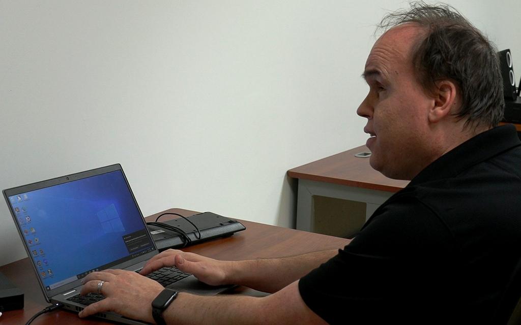 Saavi assistive technology instructor Joe Good demonstrates technology on Nov. 1 that helps the visually impaired use a computer. (Photo by Sydney Witte/Cronkite News)