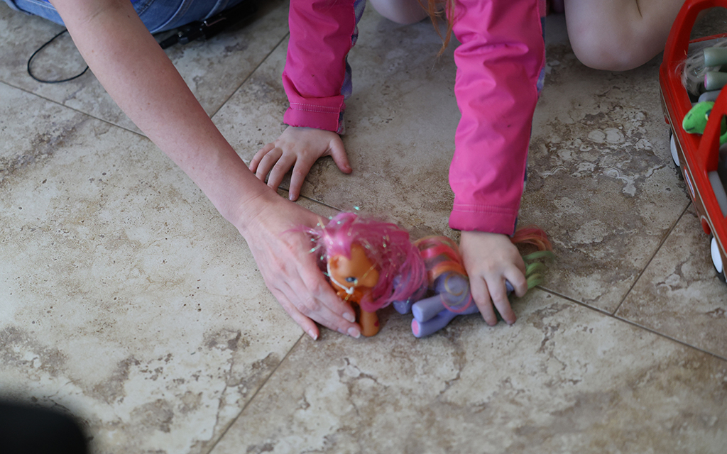 Carolyn Larsen plays with her two kids on Feb. 15. (Photo by Jack Orleans/Cronkite News)